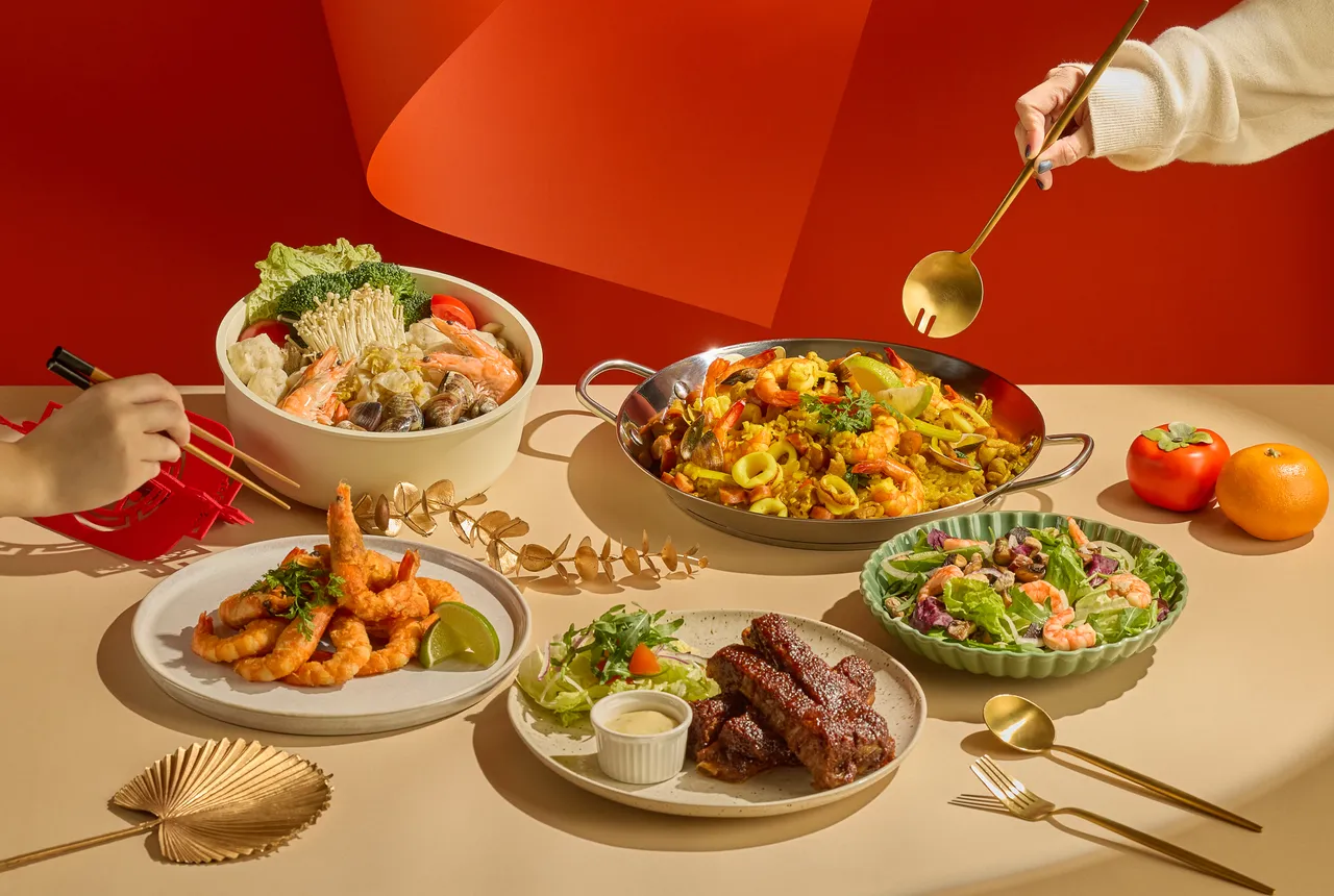 「一马当鲜贺团圆」外带年菜B套餐融合沙拉、啤酒虾、烤肋排、海鲜炖饭与酸白菜锅的暖心组合，呈现最家常、最适合全家共享的热闹年味。业者提供