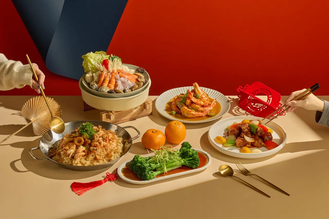 「一马当鲜贺团圆」外带年菜A套餐从青花笋到金汤锅层层堆叠新春风味，轻松加热即可在家打造仪式感满满的年夜饭。业者提供