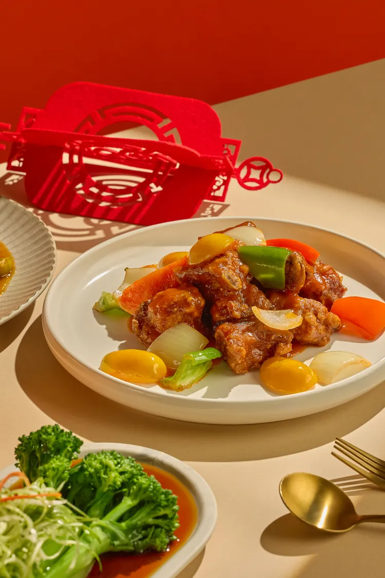 「一馬當鮮賀團圓」外帶年菜A套餐的金來棗開運肋排，酸甜濃郁的醬汁包覆軟嫩肋排，每一口都是滿滿新年祝福。業者提供
