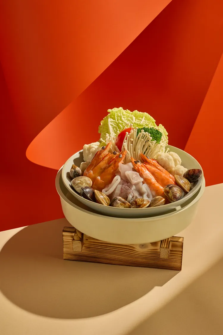 「一馬當鮮賀團圓」外帶年菜A套餐的海陸鮮爆金湯鍋，湯頭溫潤香濃，是團圓桌上最具氣勢的暖心鍋物。業者提供