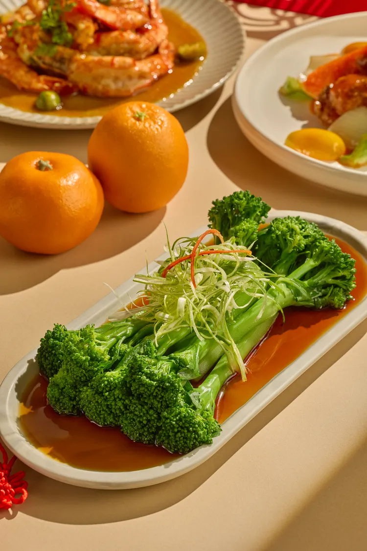 「一馬當鮮賀團圓」外帶年菜A套餐的新歲輕盈青花筍，自然甜脆如同歲末餐桌上的一抹清新綠意，為年節大餐拉開清爽序幕。業者提供