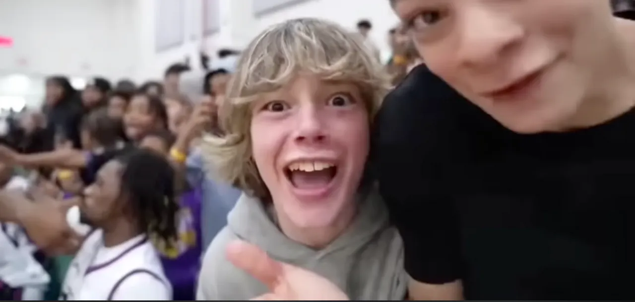 「67 Kid」迷因源自校园篮球赛场影片，一名少年在场边高喊「six-seven」并搭配夸张表情走红，成为「67」在Z世代间爆红的重要推手之一。翻摄Unashamed Christian Gaming YouTube频道