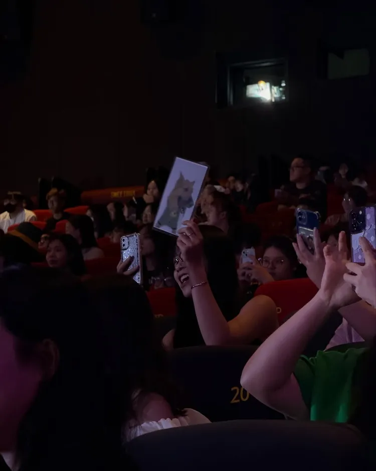 林柏宏日前在越南宣傳電影《96分鐘》有粉絲舉他愛犬「水哥」的照片應援。翻攝IG