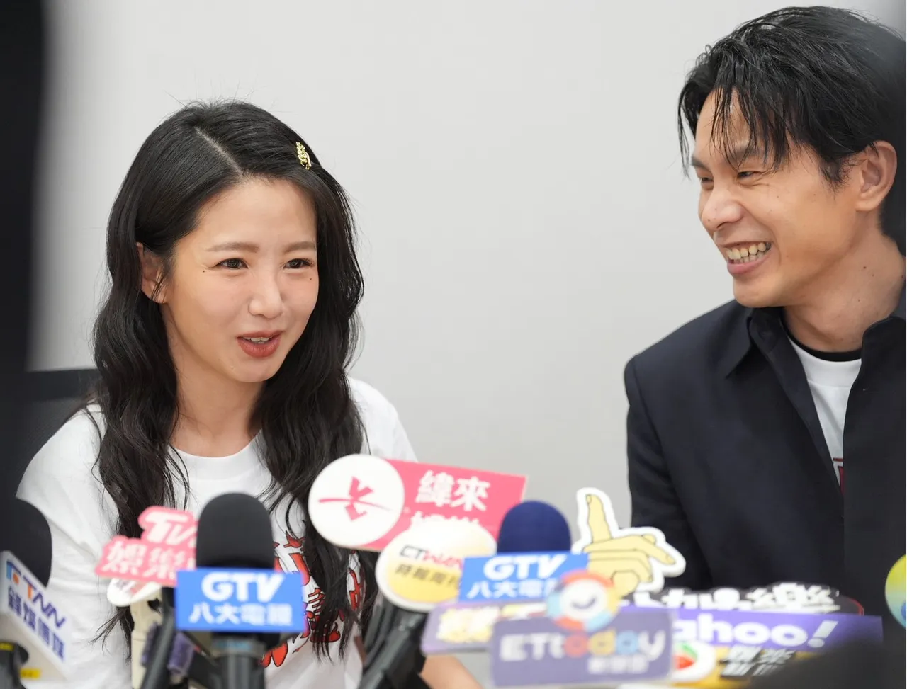 姚淳耀（右）听郭书瑶恋情仿佛在吃瓜。摄影中心摄