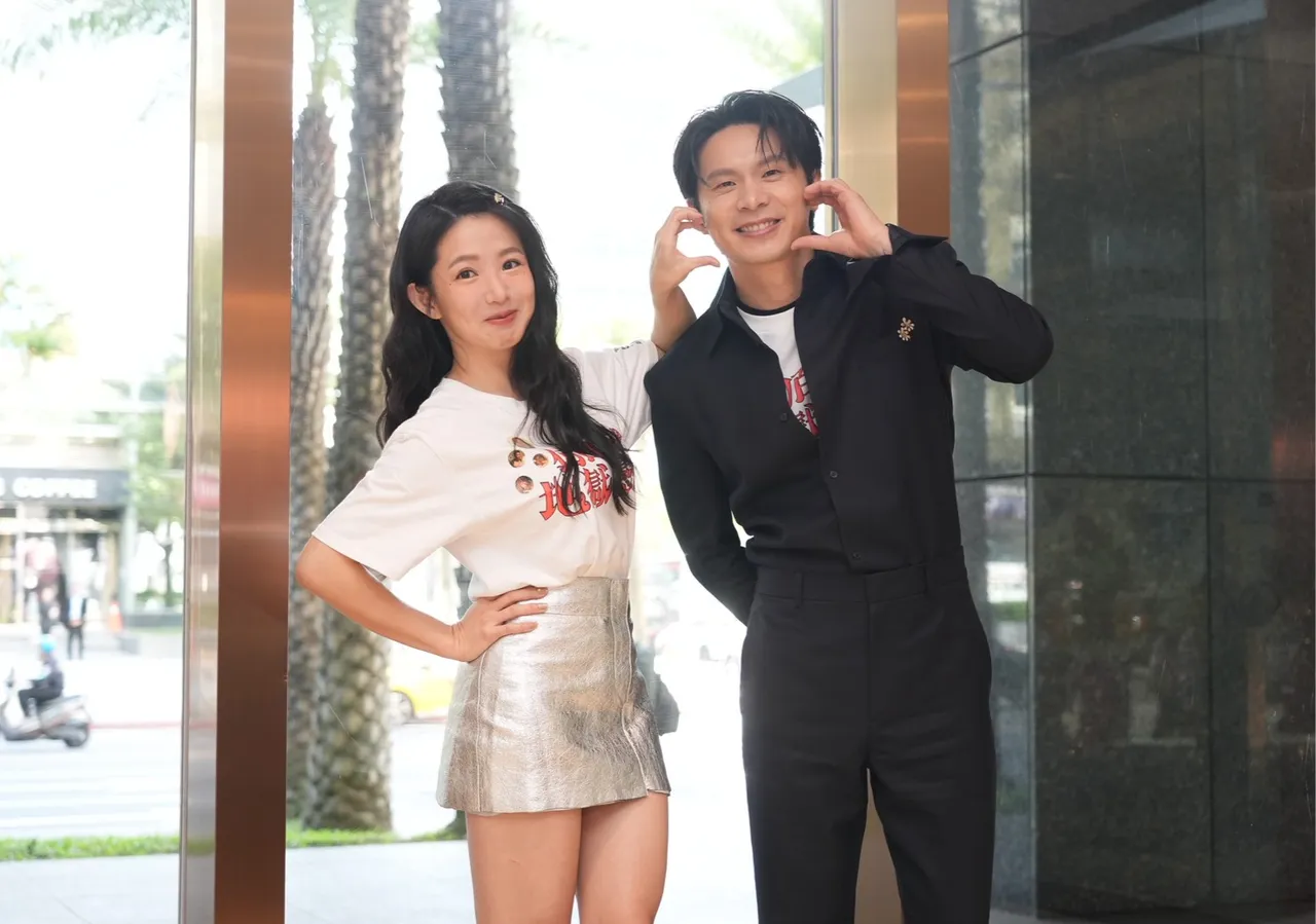 郭书瑶（左）和姚淳耀为戏宣传。摄影中心摄