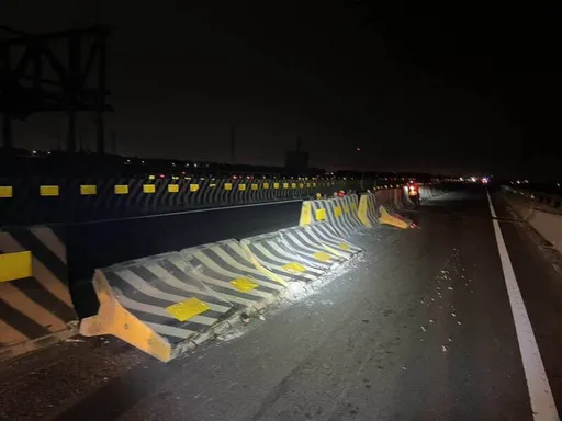 台61线彰化段水泥护栏不明原因倾倒　3车煞不住连环撞