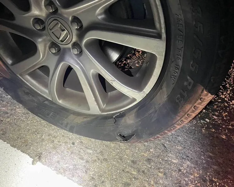 撞上護欄的車輛輪胎破裂。民眾提供