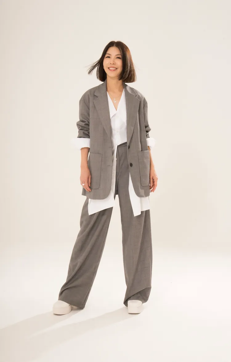 許茹芸趁巡演空檔為新書翻譯，勤跑咖啡廳上班。茹聲工作室提供