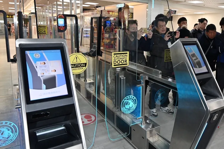 中国12月3日循小三通途径遣送10名台湾诈骗犯返金门。图为小三通资照，行政院提供