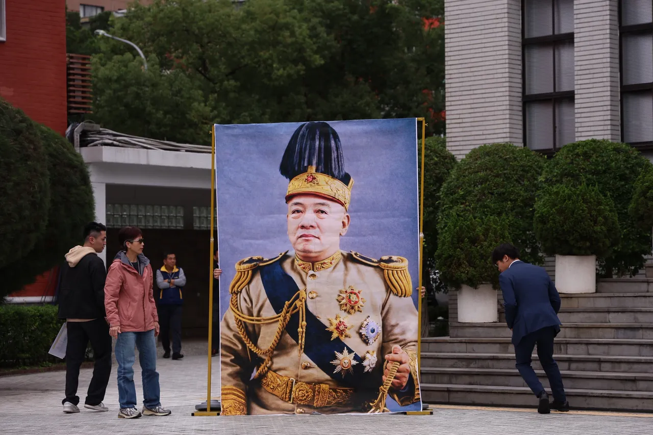 蓝白摆放赖清德模仿袁世凯的肖像，讽刺赖如同称帝。庄宗达摄