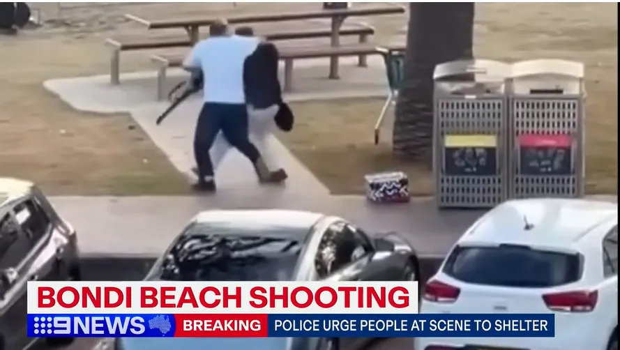 白衣男子抓住黑衣枪手。 9 NEWS