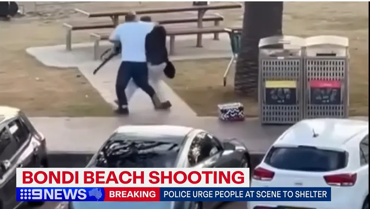 白衣男子抓住黑衣槍手。9 NEWS