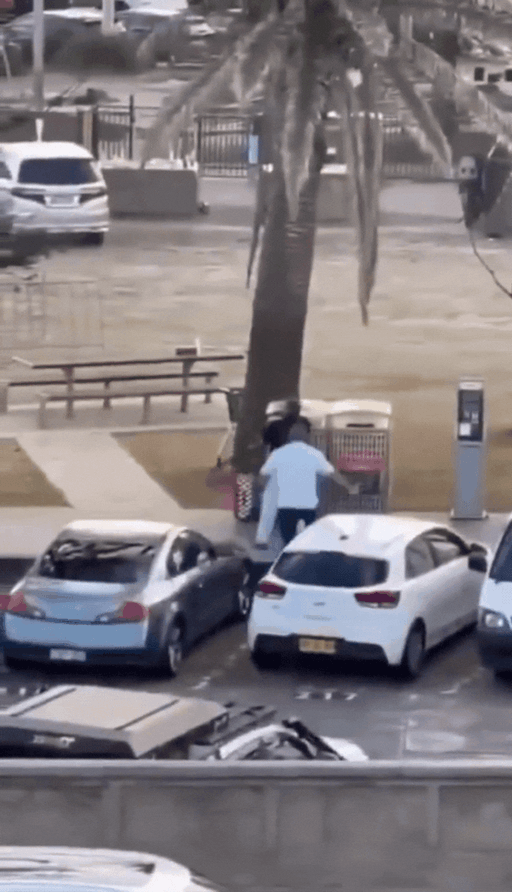 澳洲邦代海灘爆槍擊多人傷！「白衣超人」勇敢奪槍　攻守轉換僅3秒