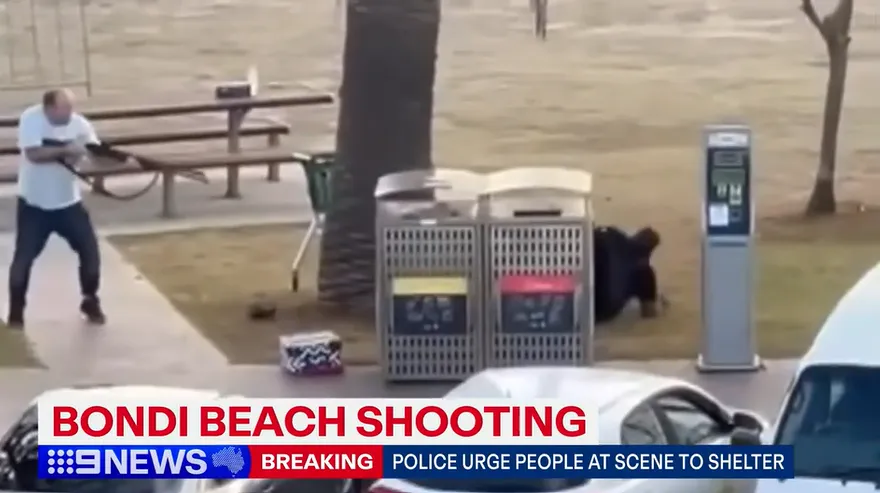 勇敢路人白衣男子持枪,黑衣男跌倒在地。 9 NEWS