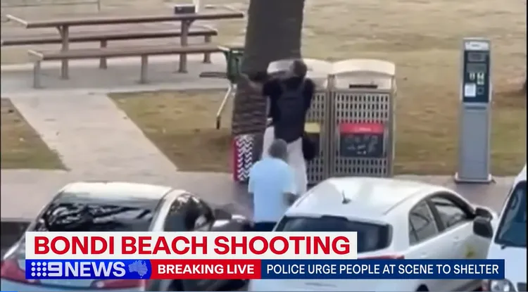 白衣男子從停車場抓緊時機衝出來。9 NEWS