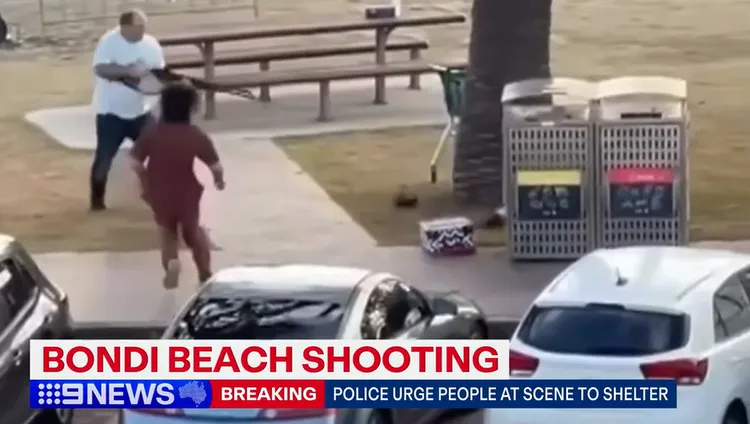 攻守轉換，白衣男子持槍，但沒有擊發。9 NEWS