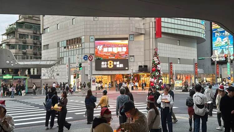 台北市中山商圈「台中Hi8」廣告片，吸引不少路人駐足觀看。民眾提供 