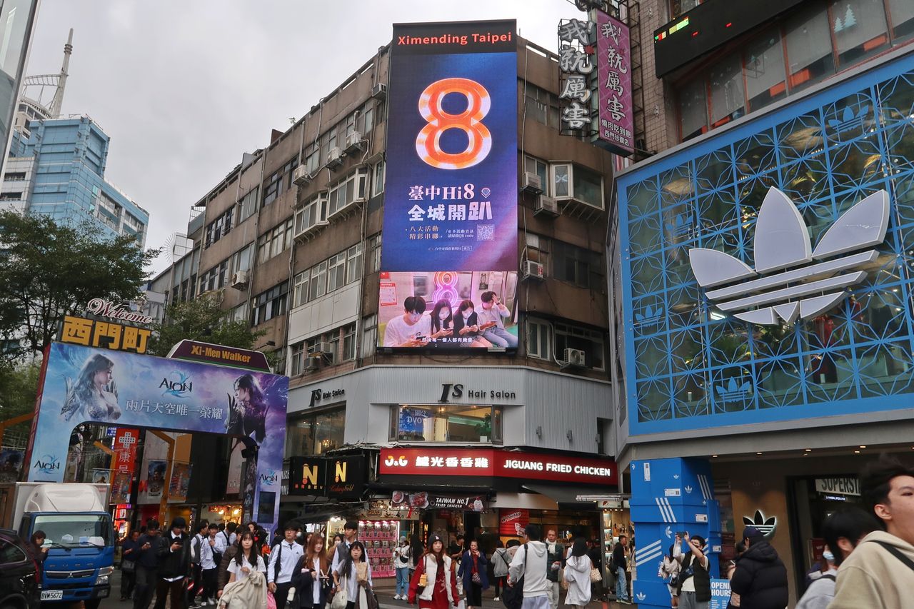 盧媽媽夠狠!台中「全城開趴」廣告直搗天龍國 網友:想衝一波