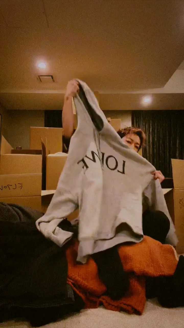 佐藤健整理出大批衣物，将送给粉丝。翻摄佐藤健IG