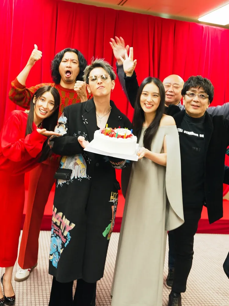 佐藤健捧蛋糕為武井咲提前慶祝32歲生日。翻攝佐藤健IG