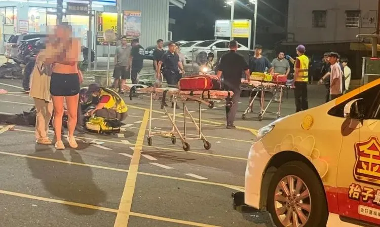 现场救护。翻摄画面