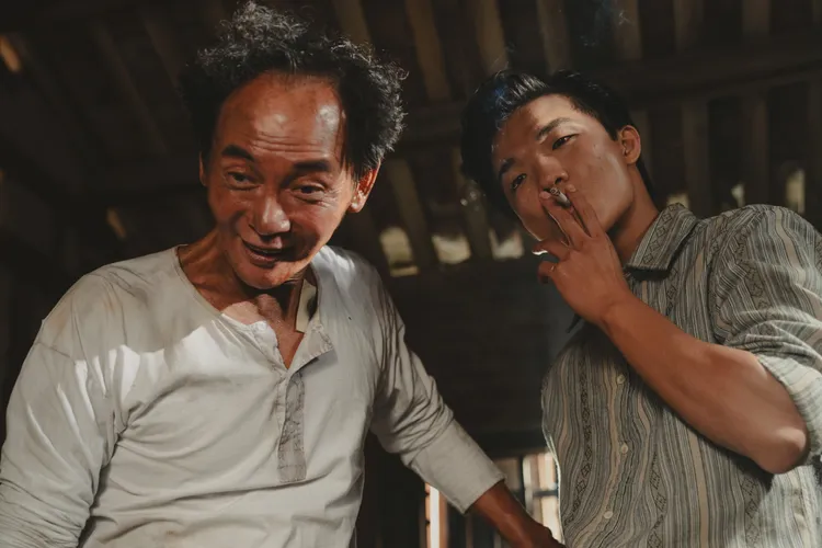 金馬新人胡智強（右）在電影《大濛》中飾演從事非法勾當的阿林仔，陰狠神態令人不寒而慄。華文創提供