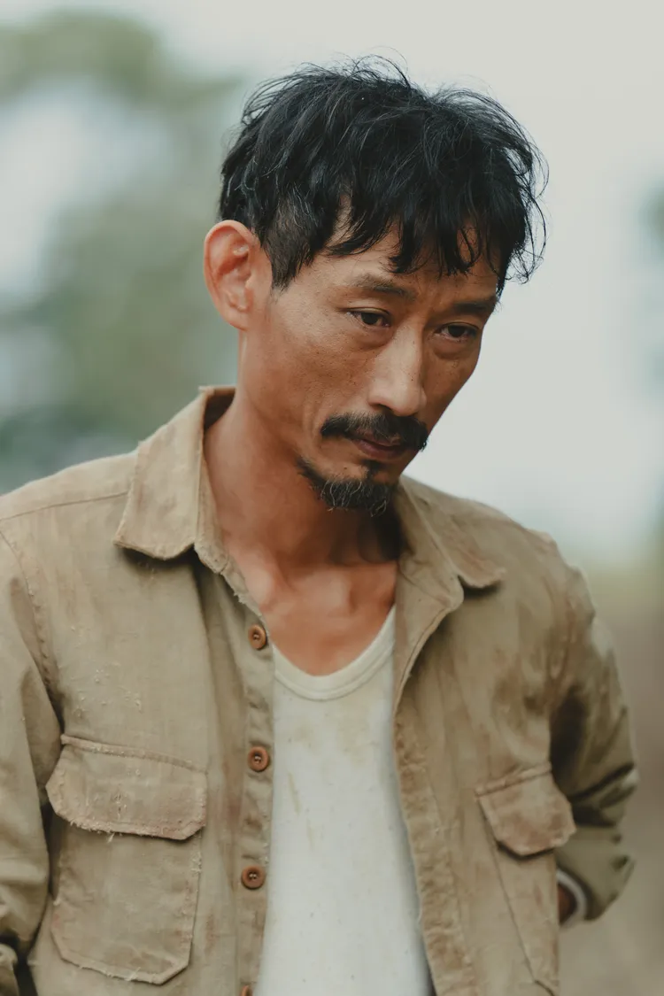 金馬男配陳竹昇在電影《大濛》中飾演照顧阿月的叔叔。華文創提供