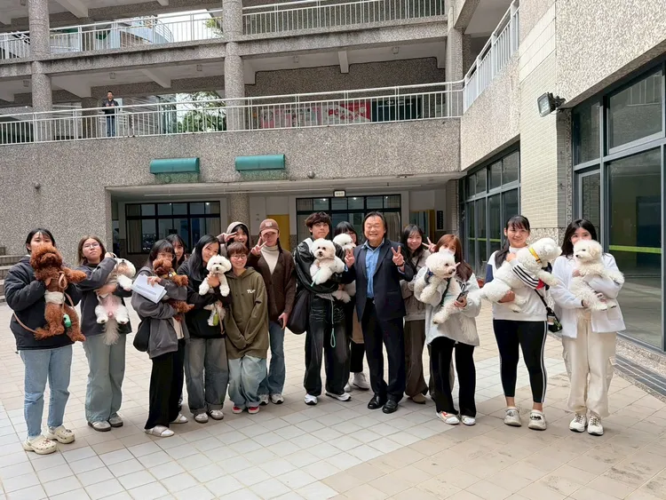 學生們抱著狗狗與王世堅合影。台北海大提供