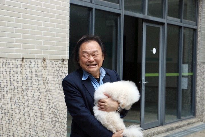 《沒出息》爆紅！立委王世堅與大學生對唱神曲　連狗狗也瘋狂