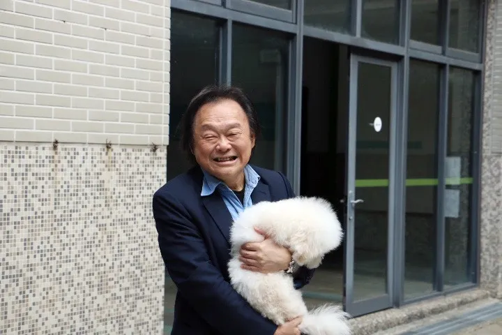 連狗狗看到立委王世堅都很興奮。台北海大提供