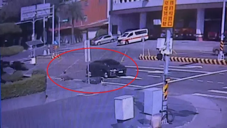 李姓老翁騎乘微型電動車也被陳翁撞倒，腦部傷勢嚴重。民眾提供