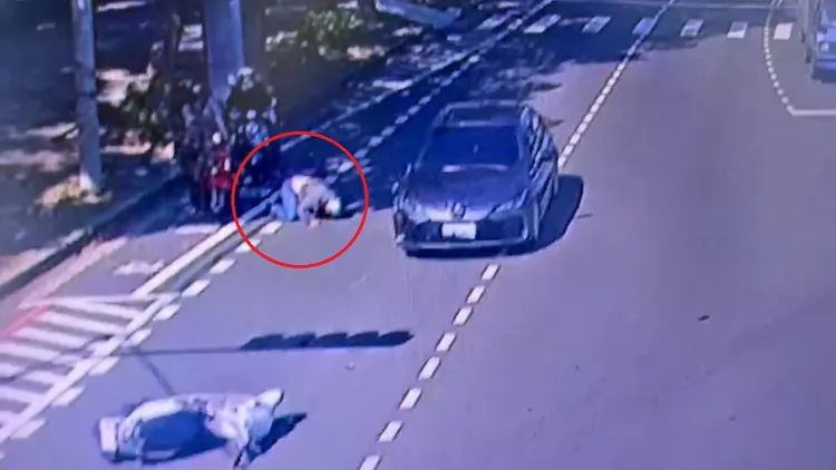 陳姓老翁擦撞路邊車輛後，下個路口衝撞鄭姓男子的機車，導致鄭男倒地受傷，陳翁則肇事逃逸。民眾提供