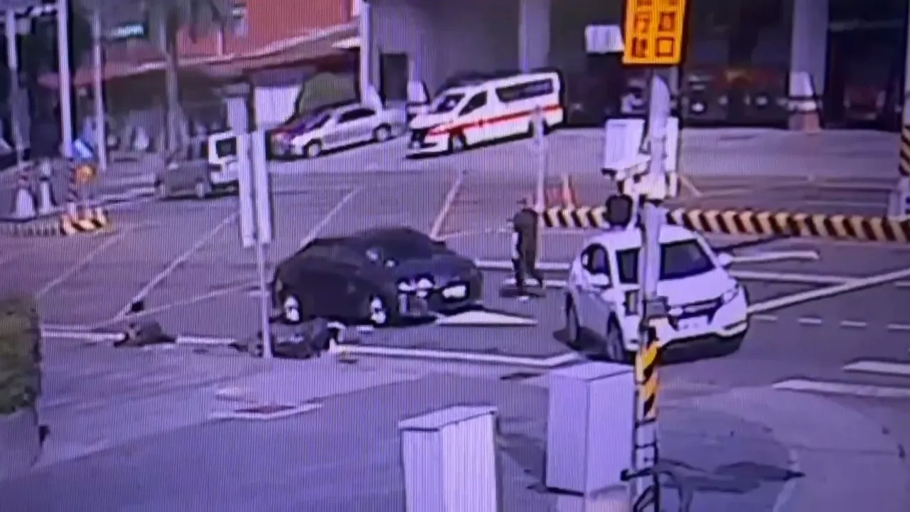 見義勇為的民眾開始白色轎車擋在陳翁車前，還要求陳翁下車。民眾提供