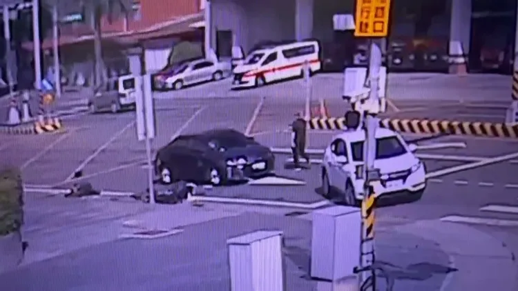 見義勇為的民眾開始白色轎車擋在陳翁車前，還要求陳翁下車。民眾提供