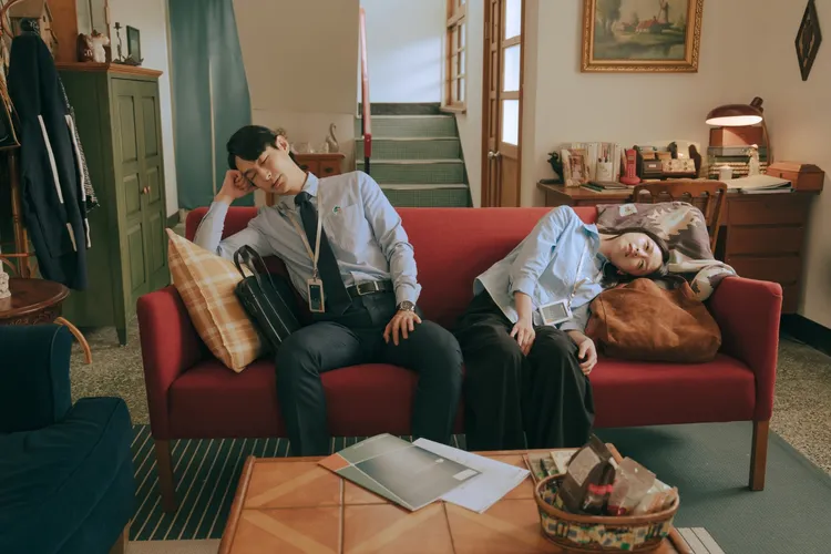 黃河和陳姸霏在《人生只租不賣》詮釋租賃管理師，為解決各種大小事苦惱。(公視台語台提供)