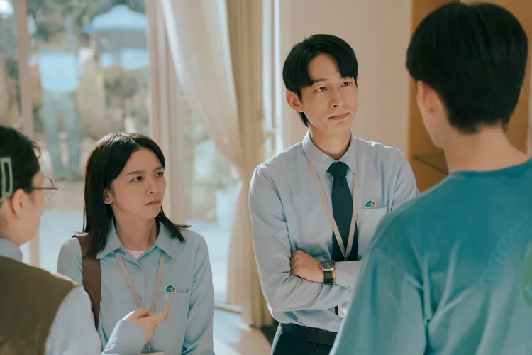 黃河和陳姸霏戲裡要同時服務房東和房客。公視台語台提供