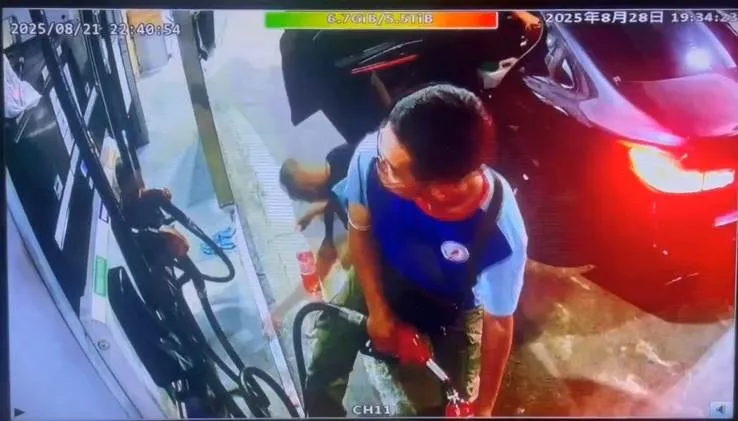 林姓共犯购买20公升汽油供烧车灭证。翻摄画面