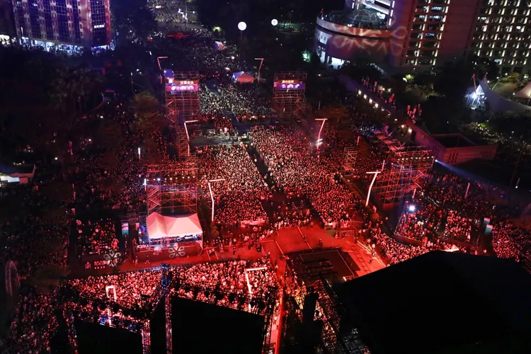 因應跨年與演唱會人潮，交通局建議「搭捷運、不開車」，降低塞車風險。圖為2025跨年晚會／莊宗達攝 