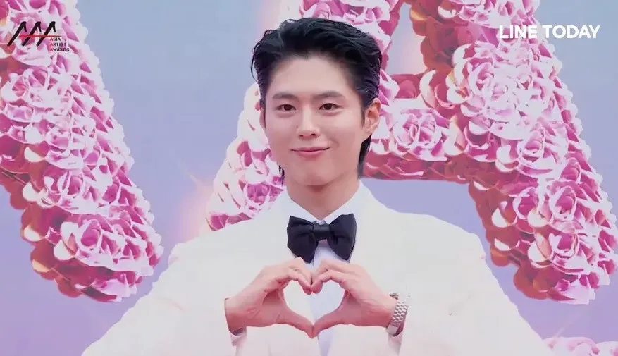 朴宝剑于AAA红毯上配戴的是超霸登月表。翻摄LINE直播