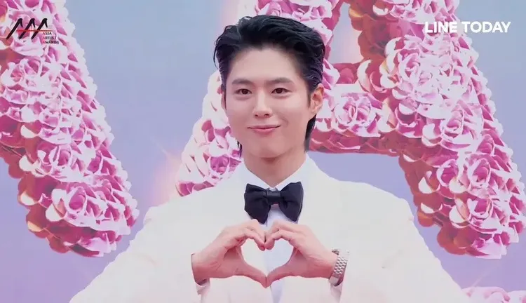 朴寶劍於AAA紅毯上配戴的是超霸登月錶。翻攝LINE直播