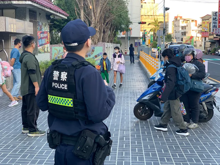 豐原分局員警於富春國小執行護童勤務。民眾提供
