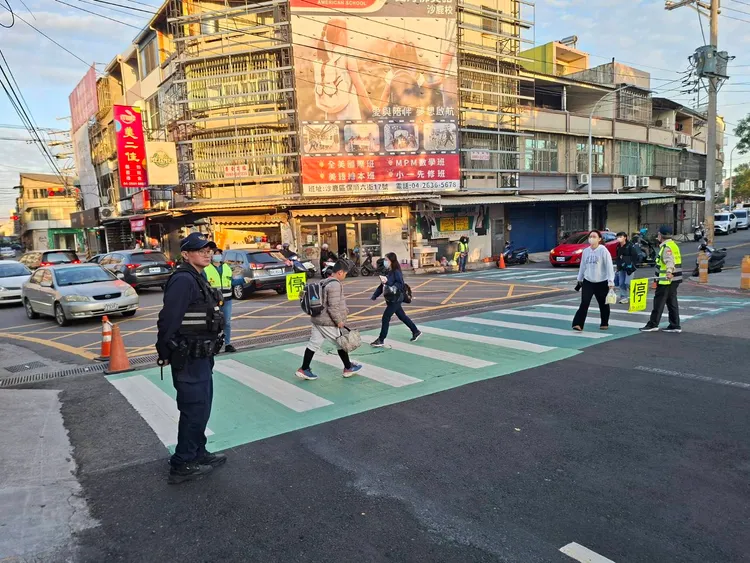 清水分局員警於北勢國小執行護童勤務。民眾提供