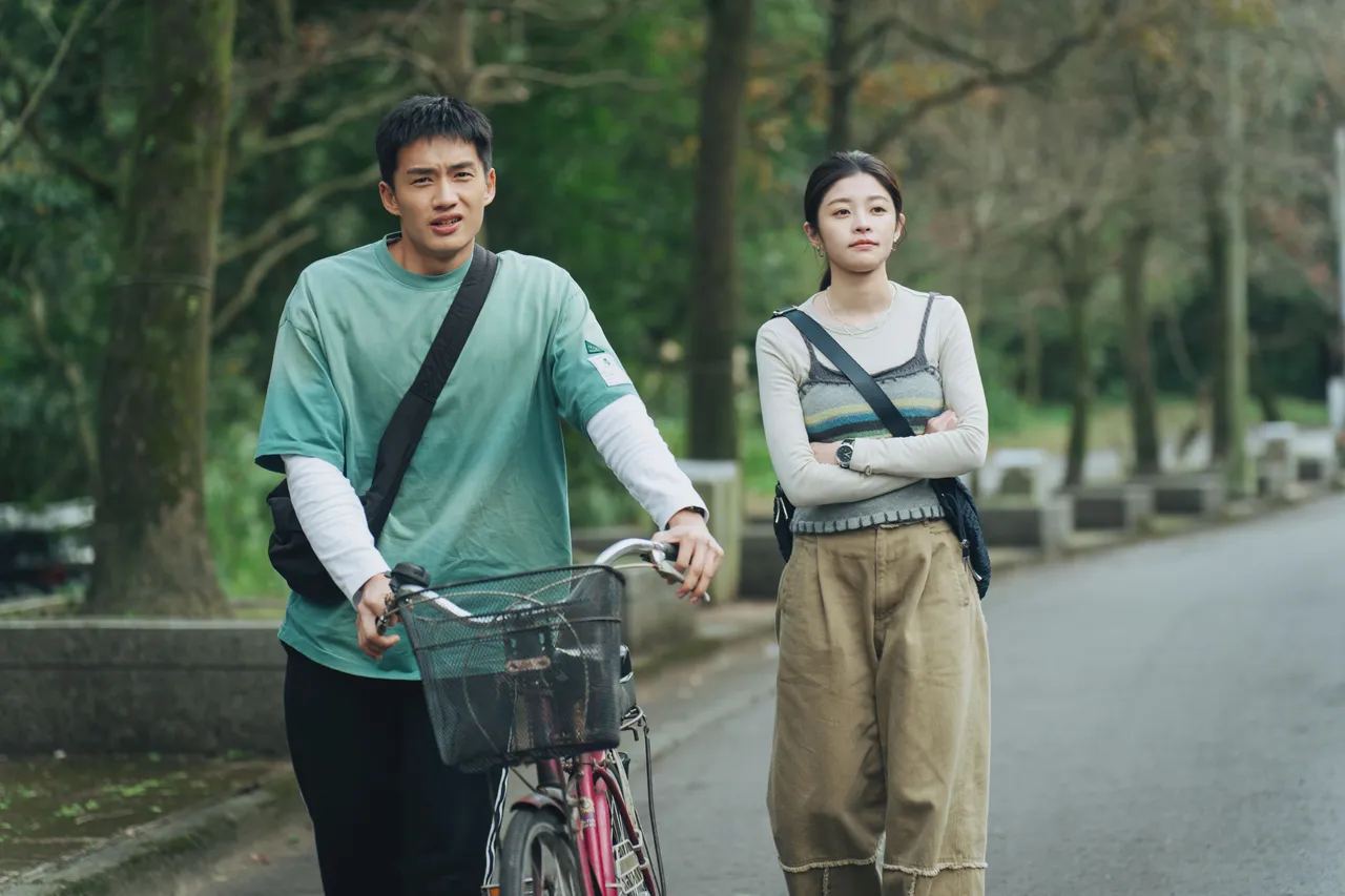  詹子萱（右）第一次挑战喜剧演出，与陈泽耀（左）有精彩对手戏。爱奇艺国际版、壹壹影业提供