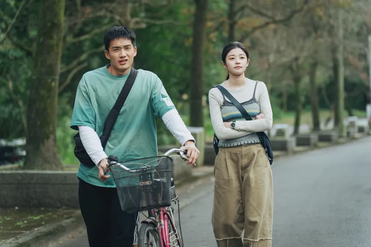  詹子萱（右）第一次挑戰喜劇演出，與陳澤耀（左）有精彩對手戲。愛奇藝國際版、壹壹影業提供