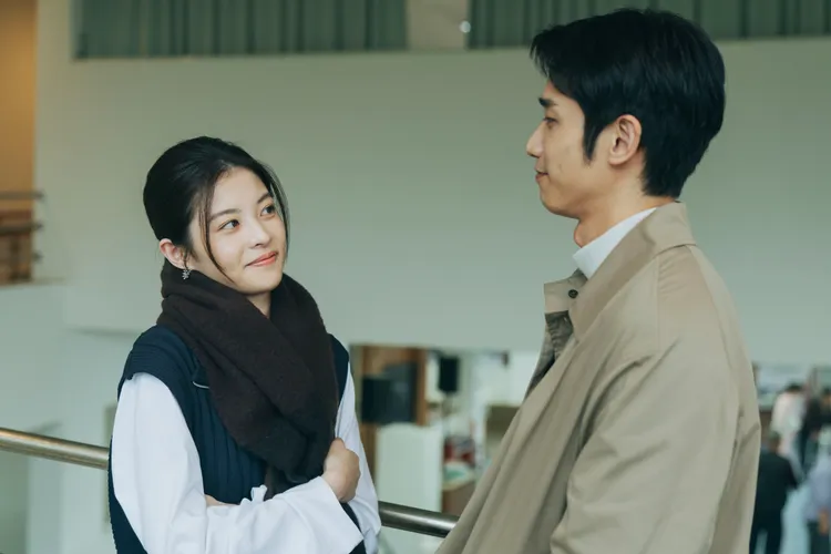 《監所男子囚生記》是詹子萱（左）第一次喜劇演出，與劉以豪（右）的對手戲互動最多 。愛奇藝國際版、壹壹影業提供