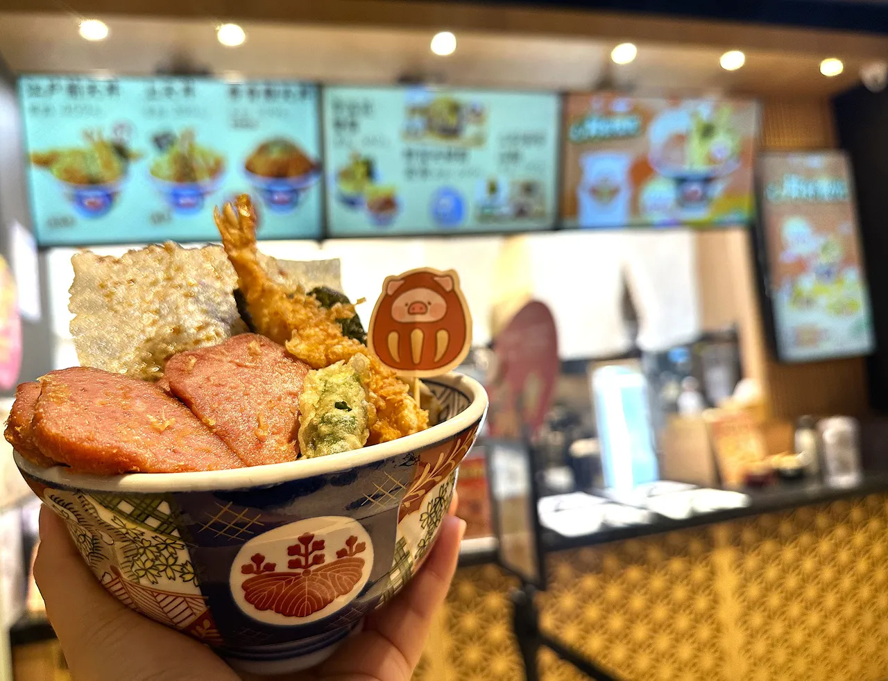 金子半之助 X LULU猪联名餐点「午餐肉天丼」359元，随餐附上LULU猪小旗帜翻背送总价值高达25万元好礼。业者提供