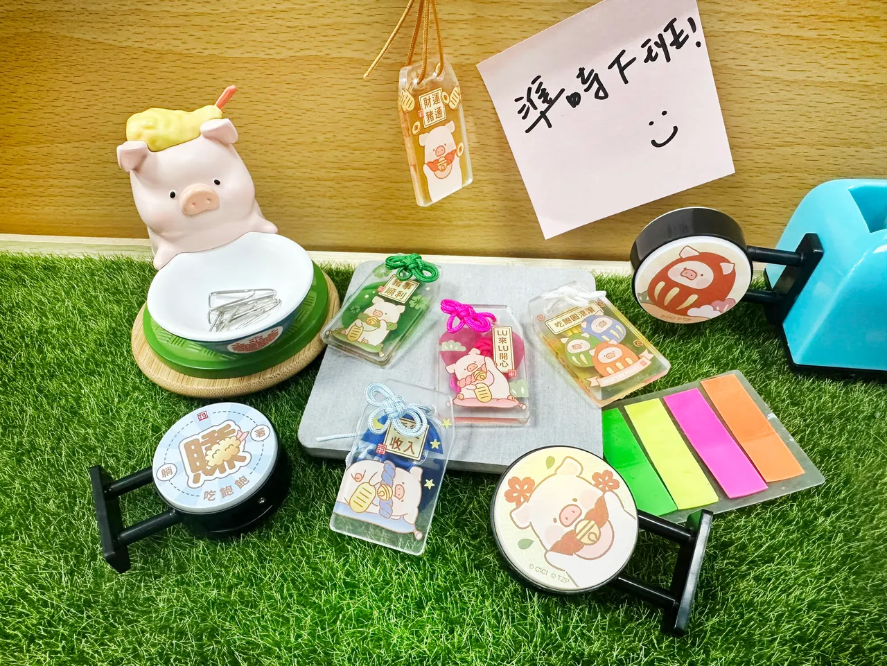 金子半之助 X LULU猪加价购199元可获「LULU猪幸运灯(3款)」；12/21提早开放加价购99元可获「LULU猪事顺利御守(5款随机)」；12/25开放预购999元「LULU猪天丼公仔」。业者提供