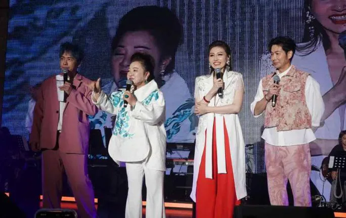 白冰冰（左2）率子弟兵挺楊惠絜（右2）。音圓唱片提供