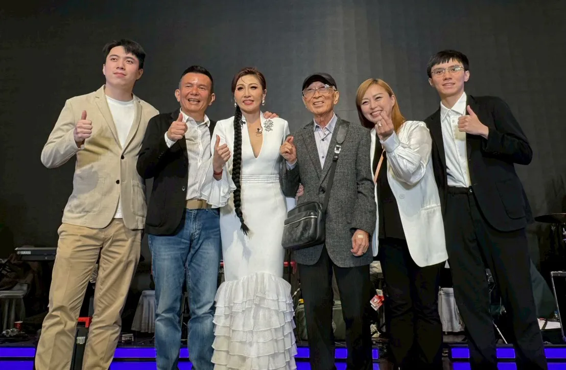杨惠絜（左3）开唱，大儿子（左起）、老公、爸爸、妹妹和次子都来了。音圆唱片提供