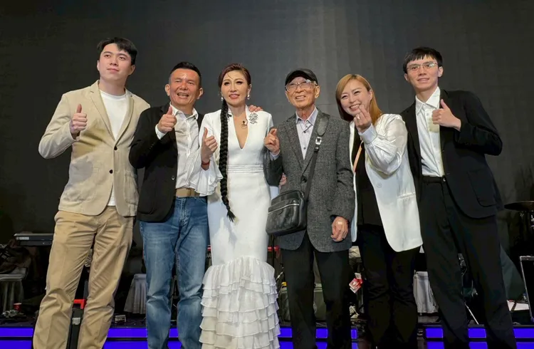 楊惠絜（左3）開唱，大兒子（左起）、老公、爸爸、妹妹和次子都來了。音圓唱片提供